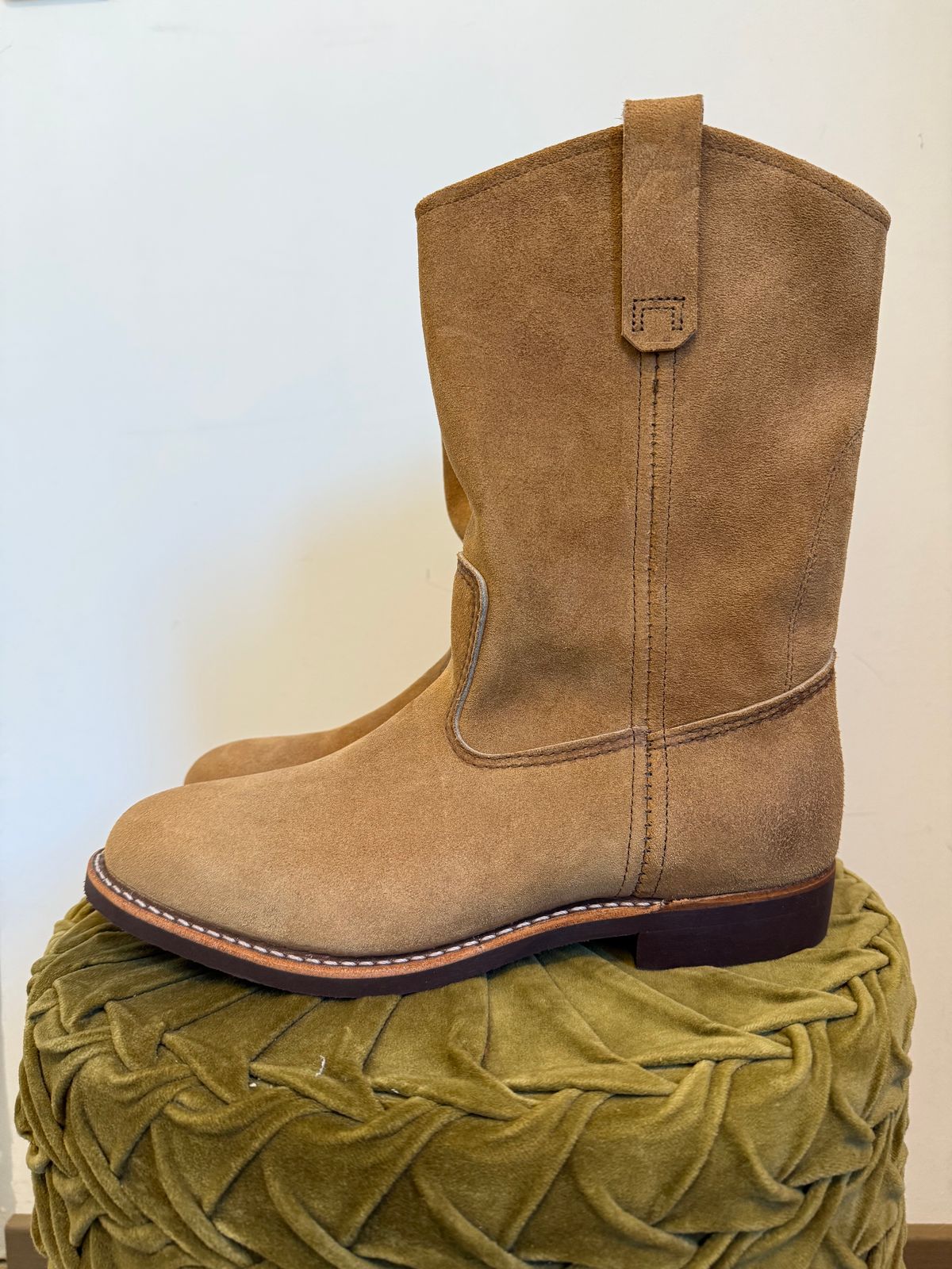 Photo by ruff.de.nimes on October 2, 2025 of the Red Wing 8060 in Red Wing / S.B. Foot Hawthorne Muleskinner.
