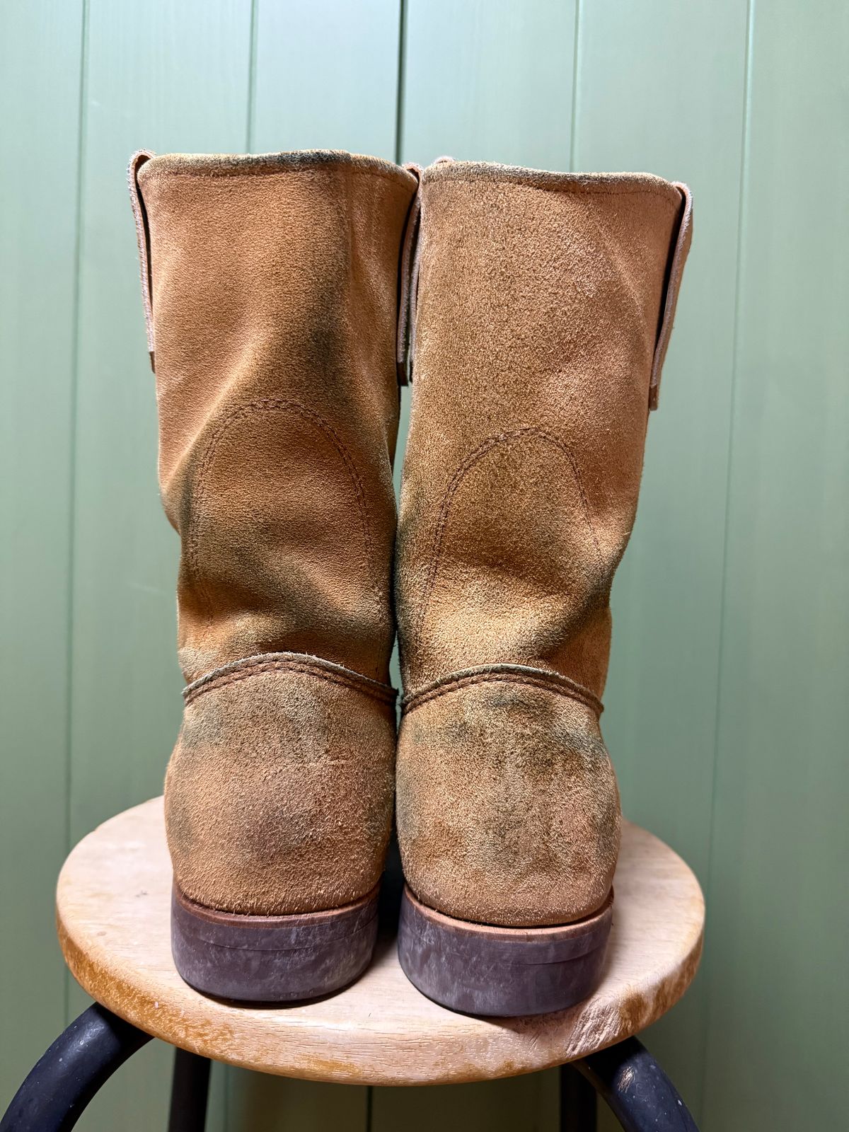 Photo by ruff.de.nimes on November 3, 2025 of the Red Wing 8060 in Red Wing / S.B. Foot Hawthorne Muleskinner.