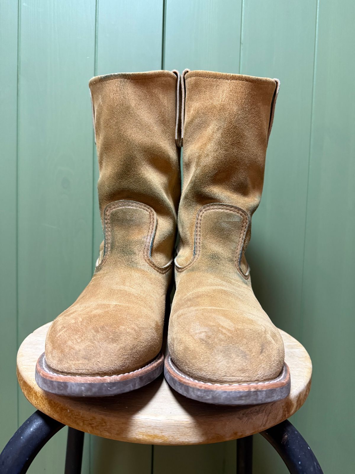 Photo by ruff.de.nimes on November 3, 2025 of the Red Wing 8060 in Red Wing / S.B. Foot Hawthorne Muleskinner.