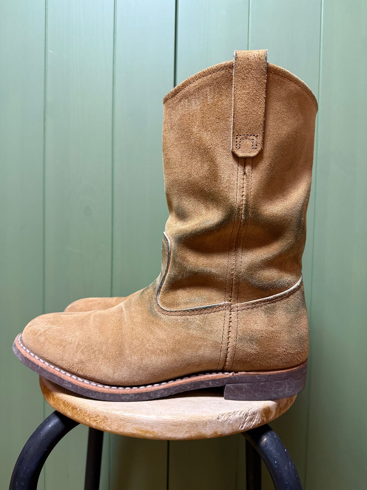 Photo by ruff.de.nimes on November 3, 2025 of the Red Wing 8060 in Red Wing / S.B. Foot Hawthorne Muleskinner.