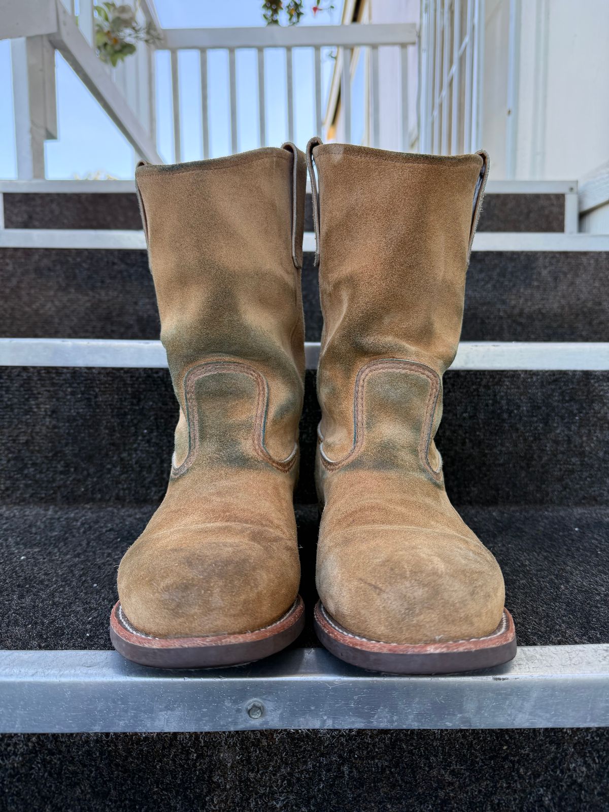 Photo by ruff.de.nimes on January 2, 2026 of the Red Wing 8060 in Red Wing / S.B. Foot Hawthorne Muleskinner.