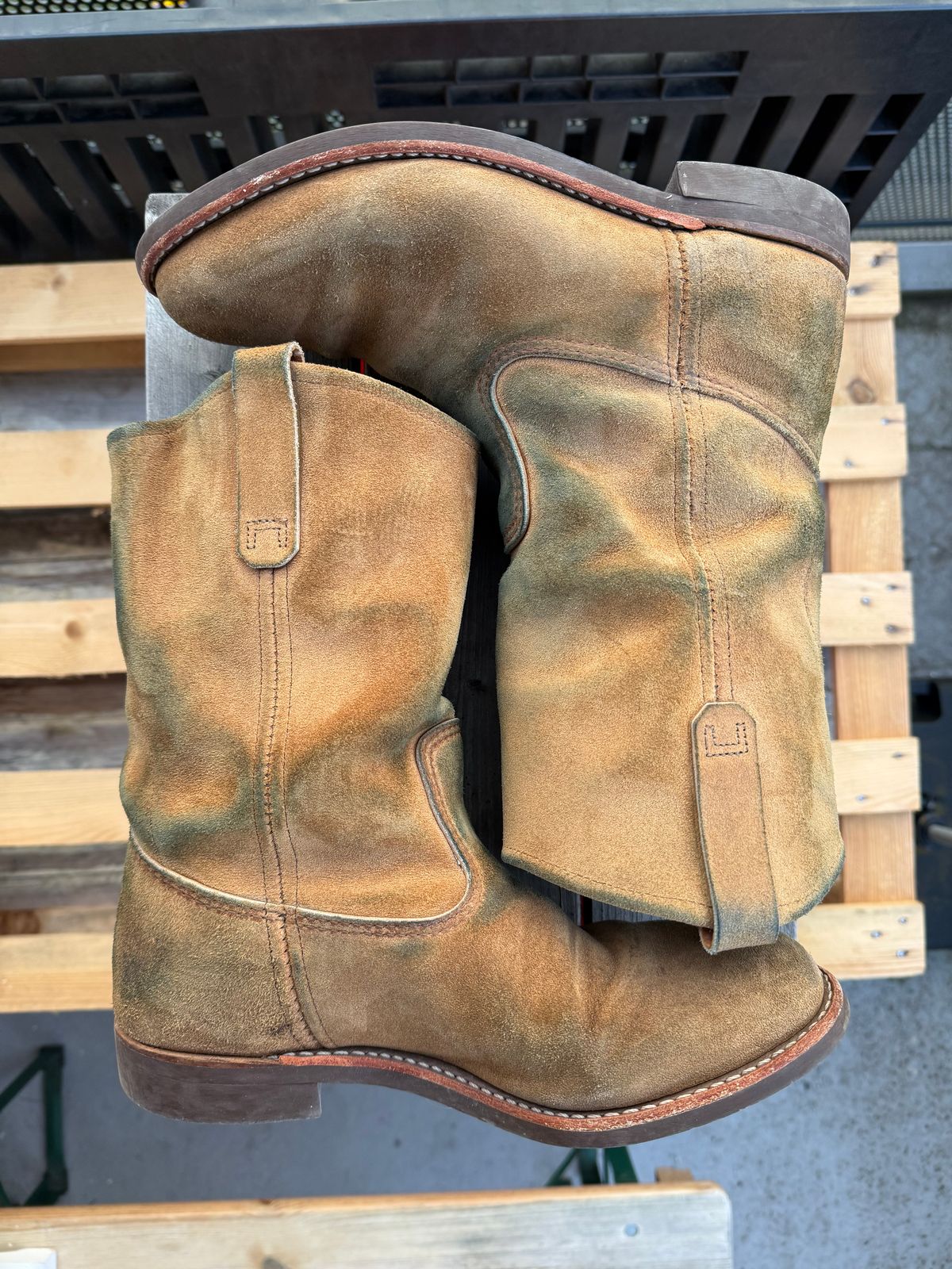 Photo by ruff.de.nimes on March 3, 2026 of the Red Wing 8060 in Red Wing / S.B. Foot Hawthorne Muleskinner.