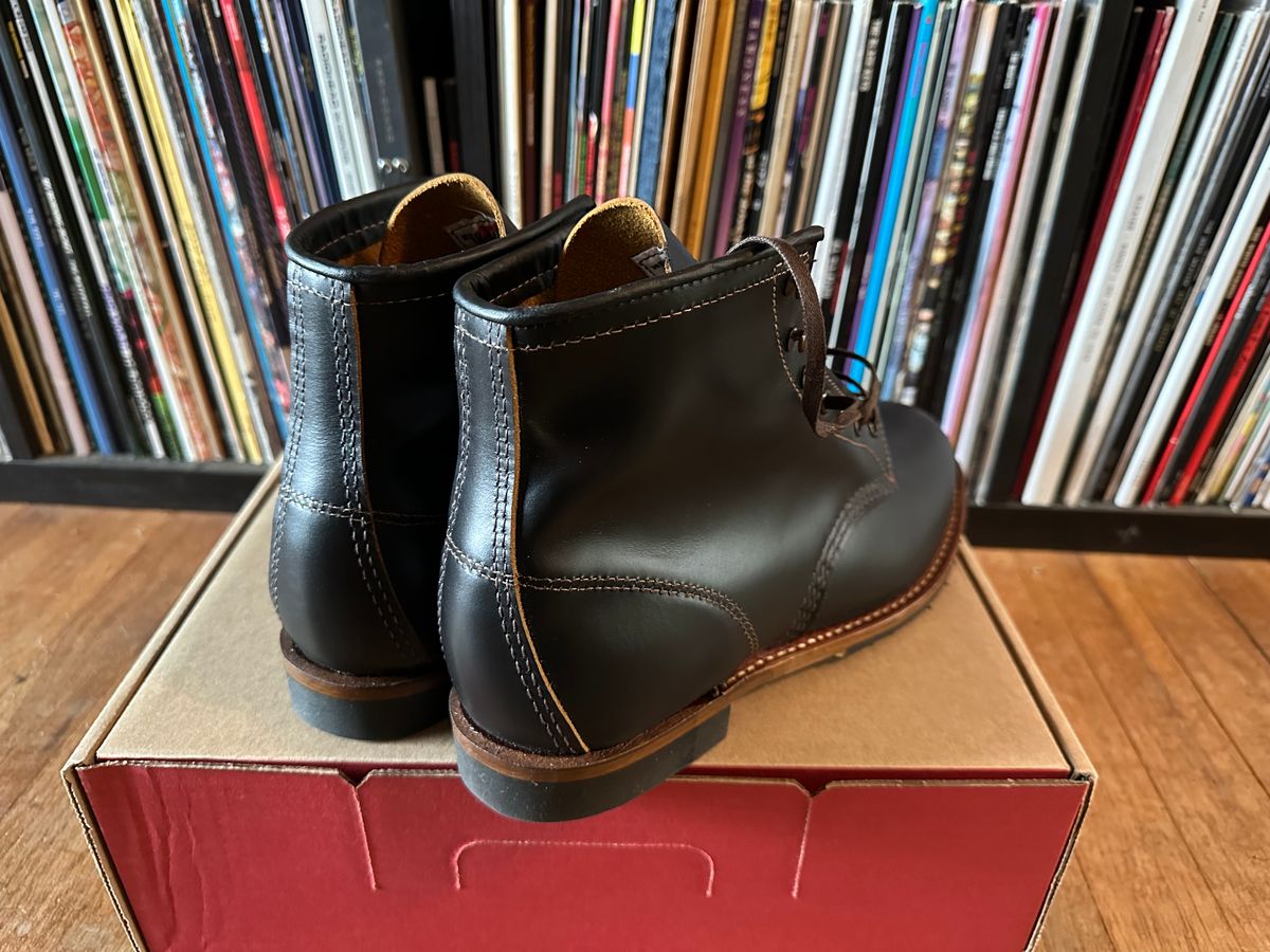 Photo by nickubed on October 27, 2024 of the Red Wing Beckman Flatbox in S.B. Foot Black Klondike.