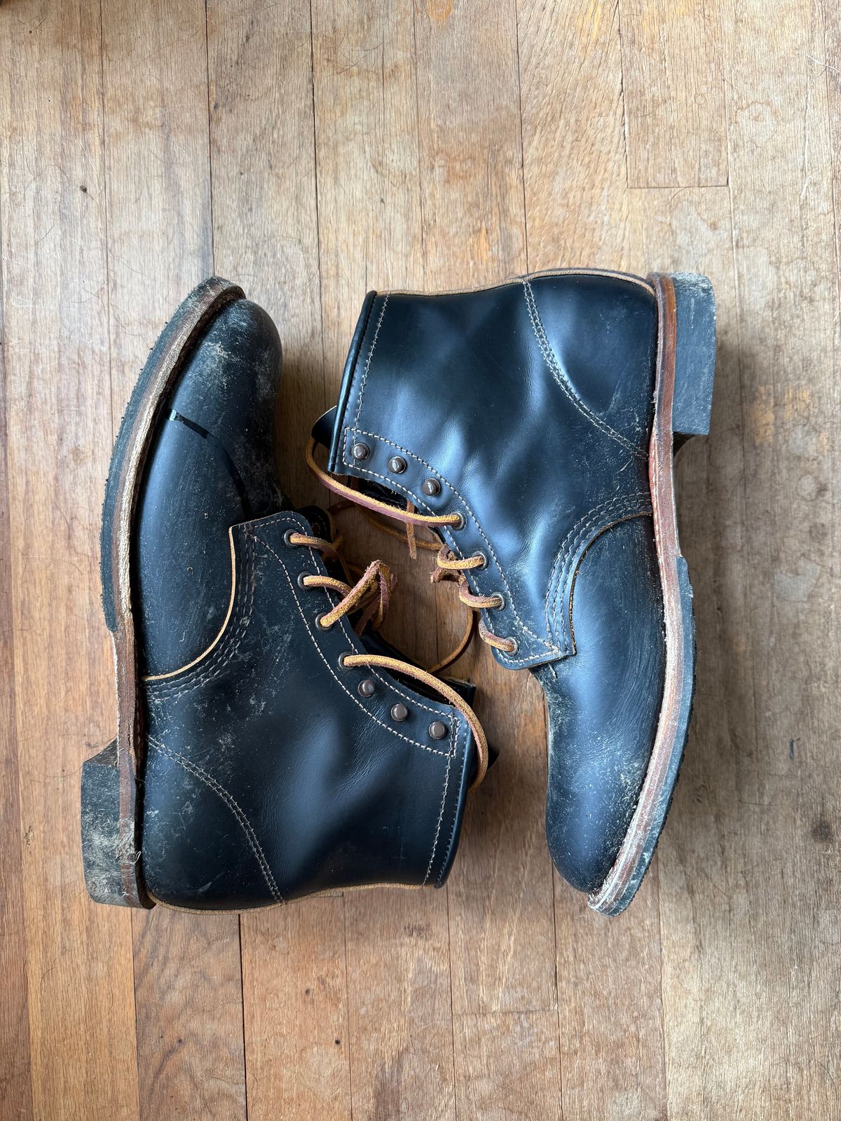 Photo by nickubed on November 5, 2024 of the Red Wing Beckman Flatbox in S.B. Foot Black Klondike.