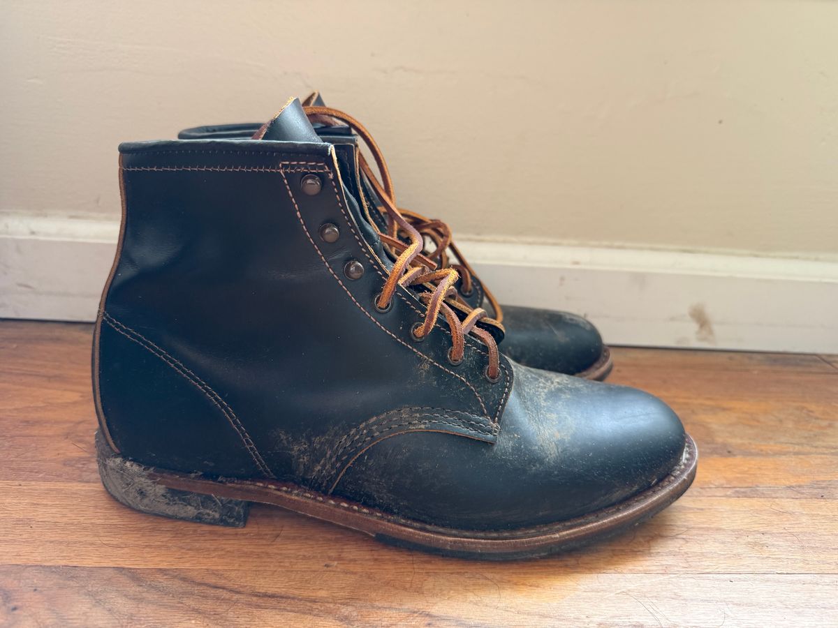 Photo by nickubed on November 5, 2024 of the Red Wing Beckman Flatbox in S.B. Foot Black Klondike.