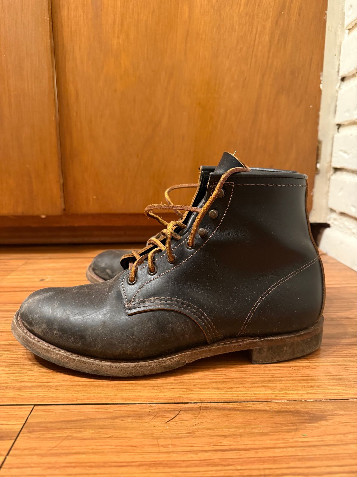 Photo by nickubed on December 6, 2024 of the Red Wing Beckman Flatbox in S.B. Foot Black Klondike.