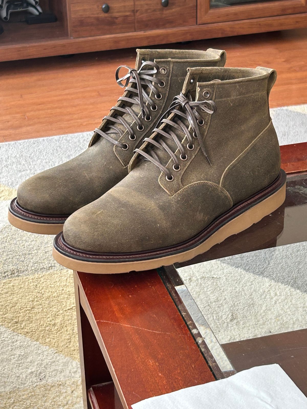 Photo by lowrollr on February 7, 2025 of the Viberg Scout Boot in Viberg / C.F. Stead Mojave Waxy Commander.