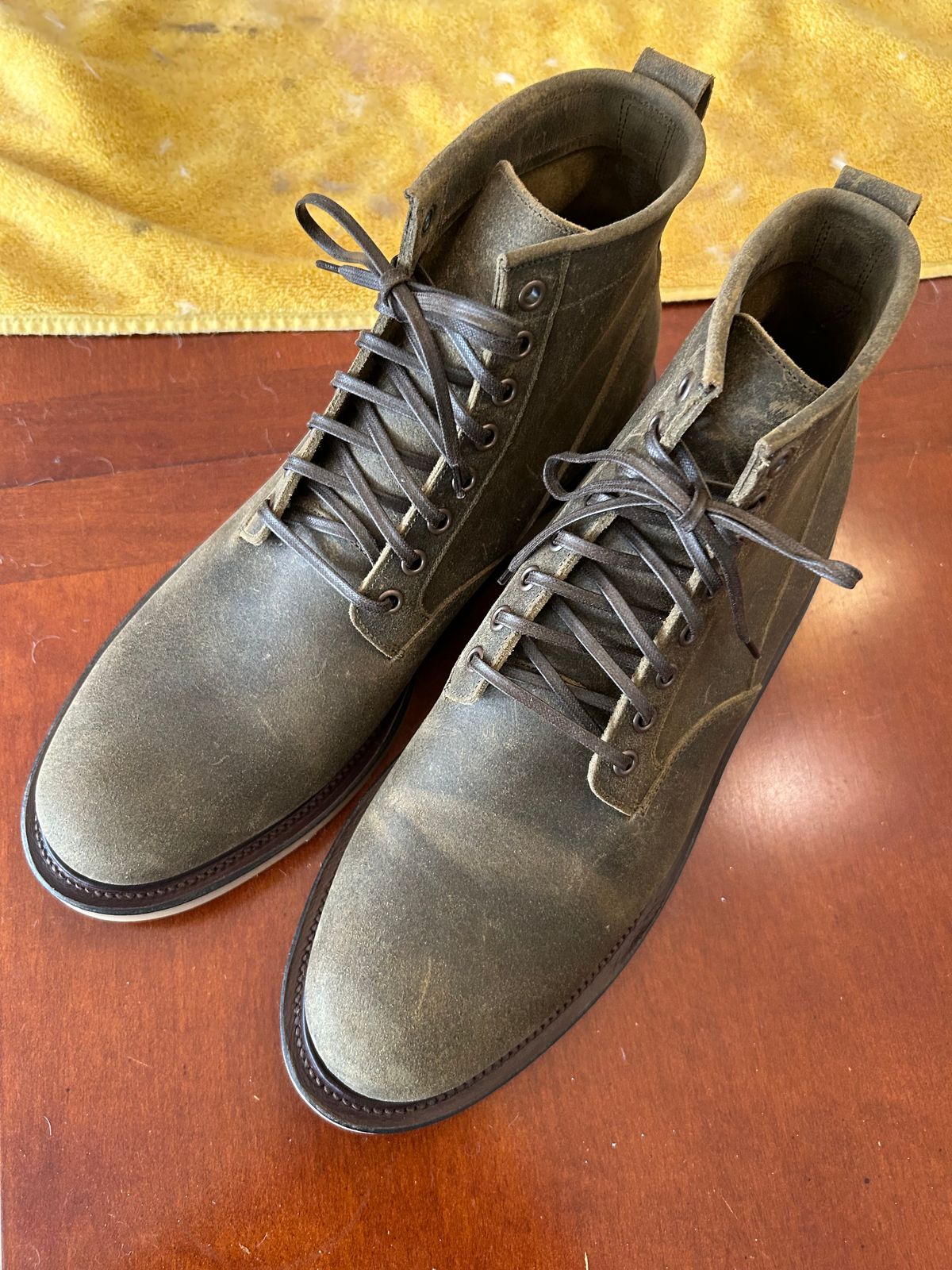 Photo by lowrollr on February 7, 2025 of the Viberg Scout Boot in Viberg / C.F. Stead Mojave Waxy Commander.