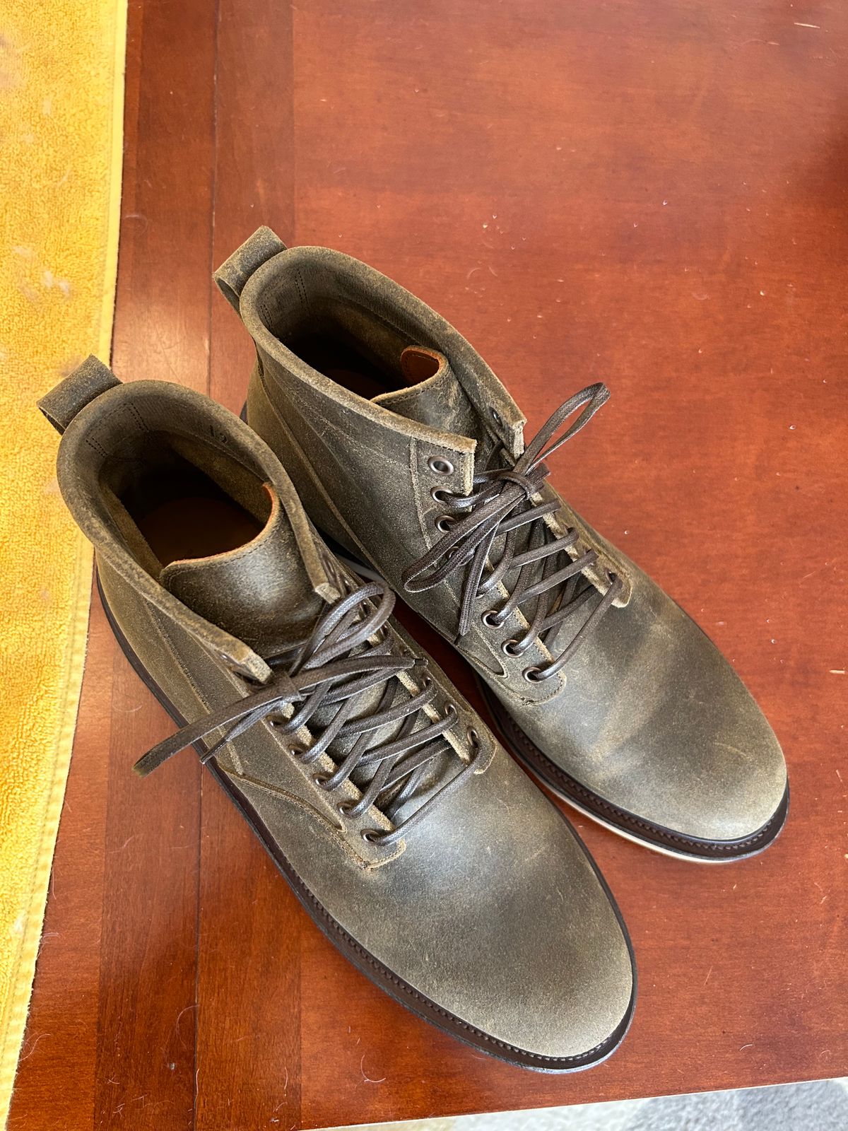 Photo by lowrollr on February 7, 2025 of the Viberg Scout Boot in Viberg / C.F. Stead Mojave Waxy Commander.