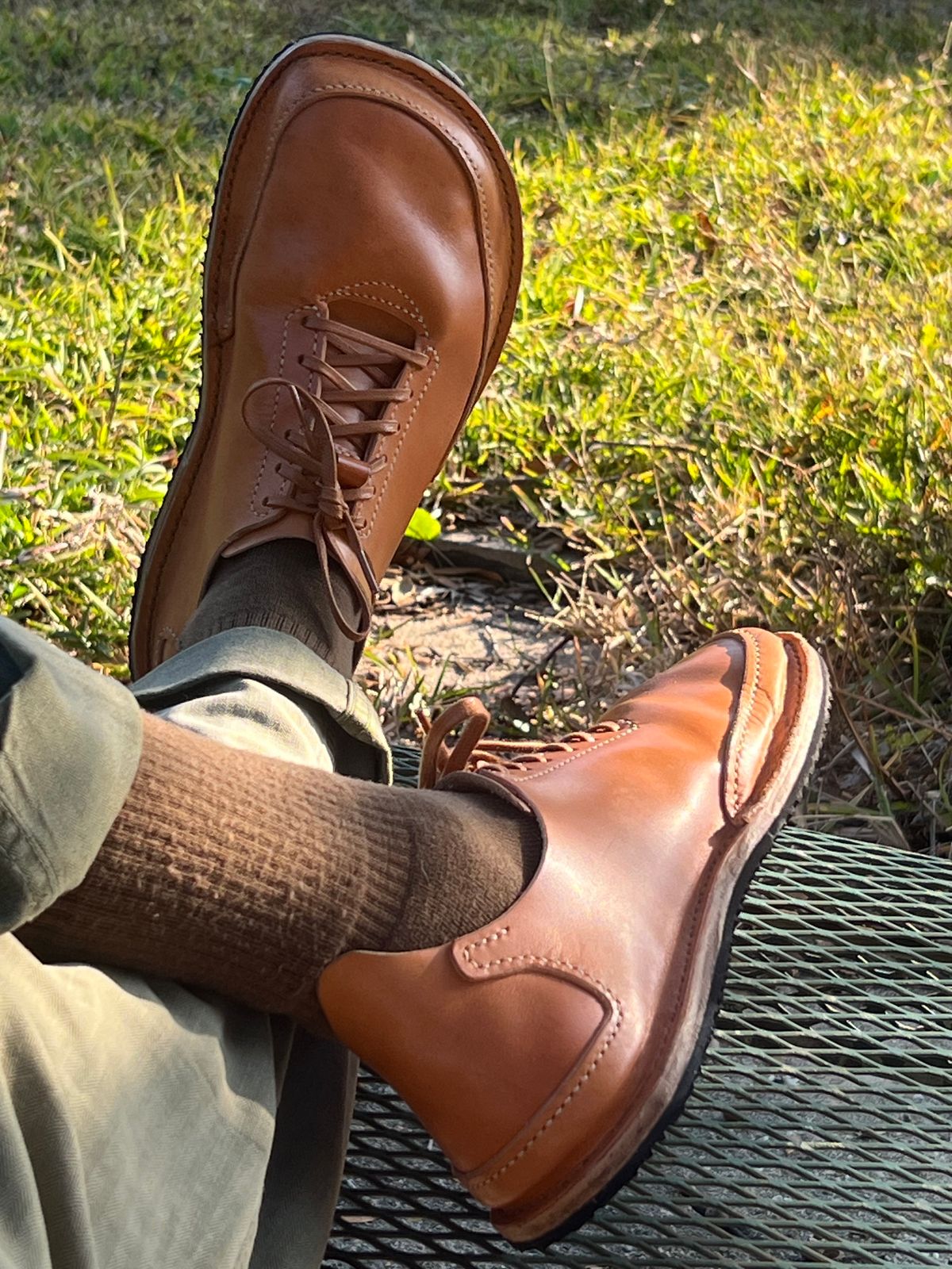 Photo by sons.moon.leather on December 21, 2025 of the Son’s Moon Leather Alvar Trail Homegrowns in Walpier Buttero Veg Tan in Conceria Walpier Natural Buttero.