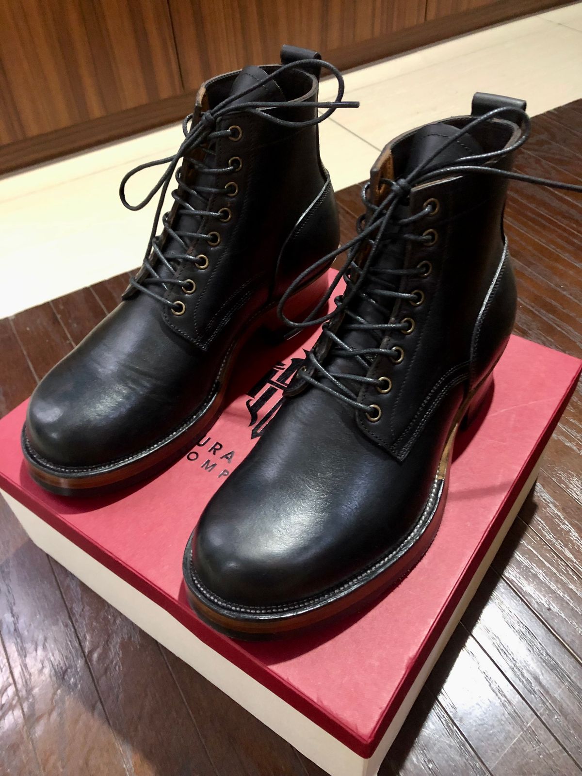 Photo by hsiddharta on January 24, 2026 of the Tahura Custom Model in Horween Black Chromexcel.