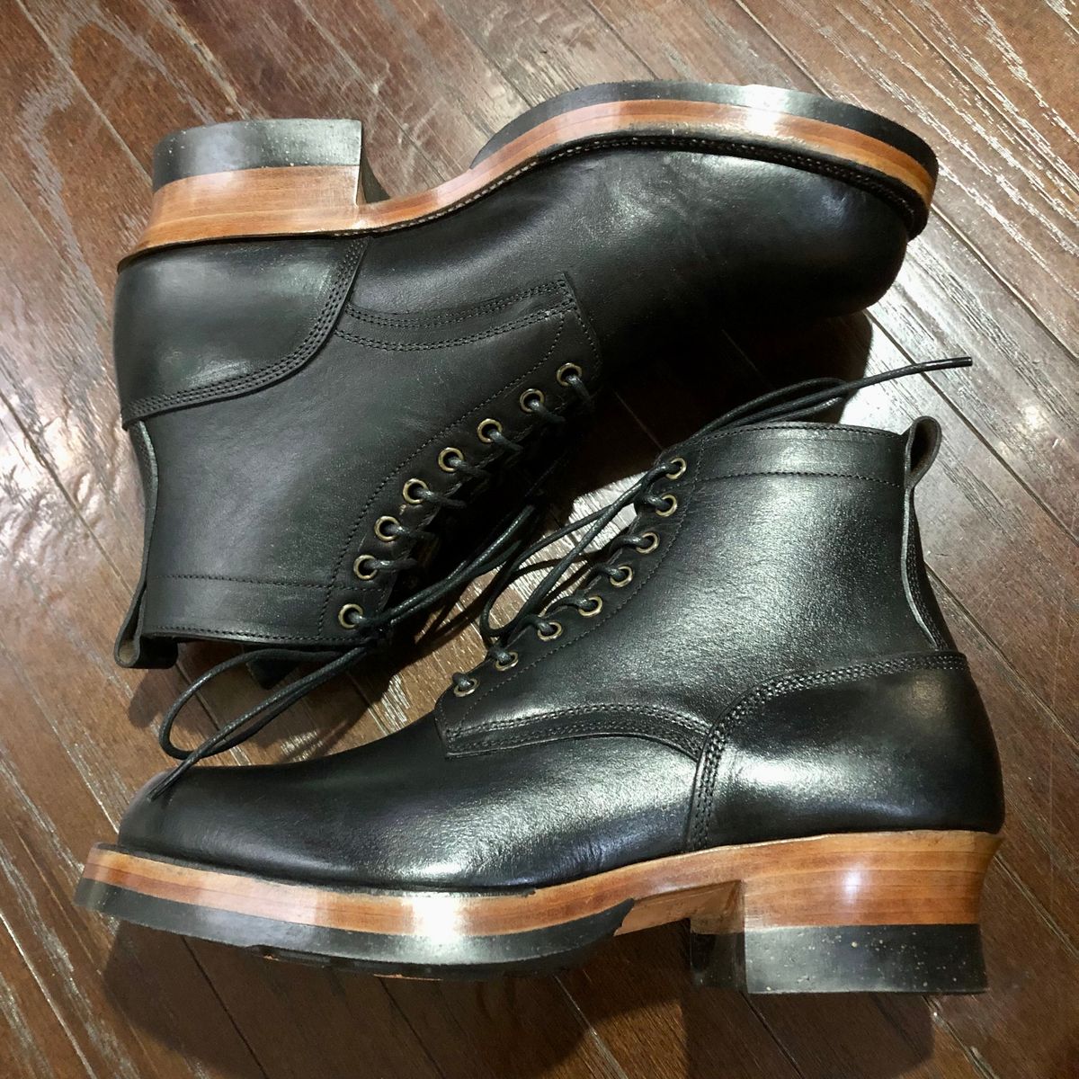 Photo by hsiddharta on January 24, 2026 of the Tahura Custom Model in Horween Black Chromexcel.
