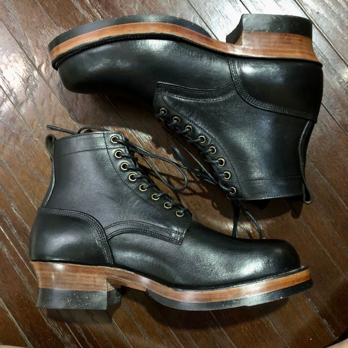 Photo by hsiddharta on January 24, 2026 of the Tahura Custom Model in Horween Black Chromexcel.
