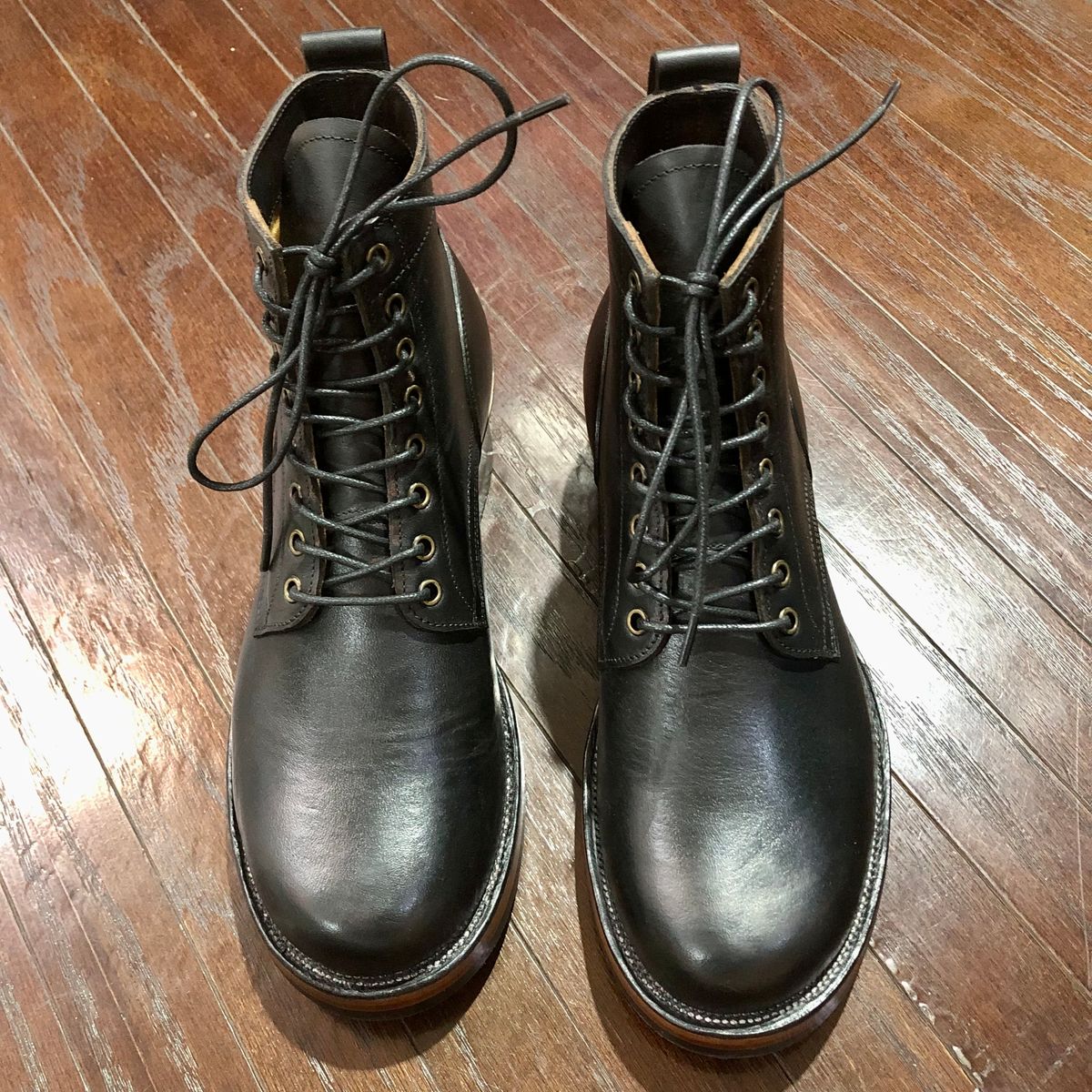 Photo by hsiddharta on January 24, 2026 of the Tahura Custom Model in Horween Black Chromexcel.