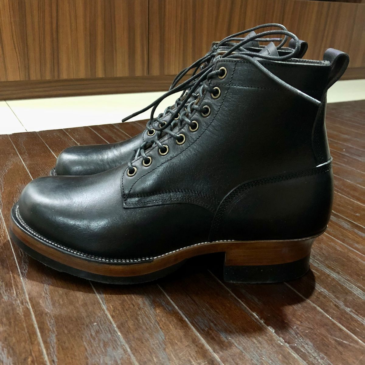 Photo by hsiddharta on January 24, 2026 of the Tahura Custom Model in Horween Black Chromexcel.