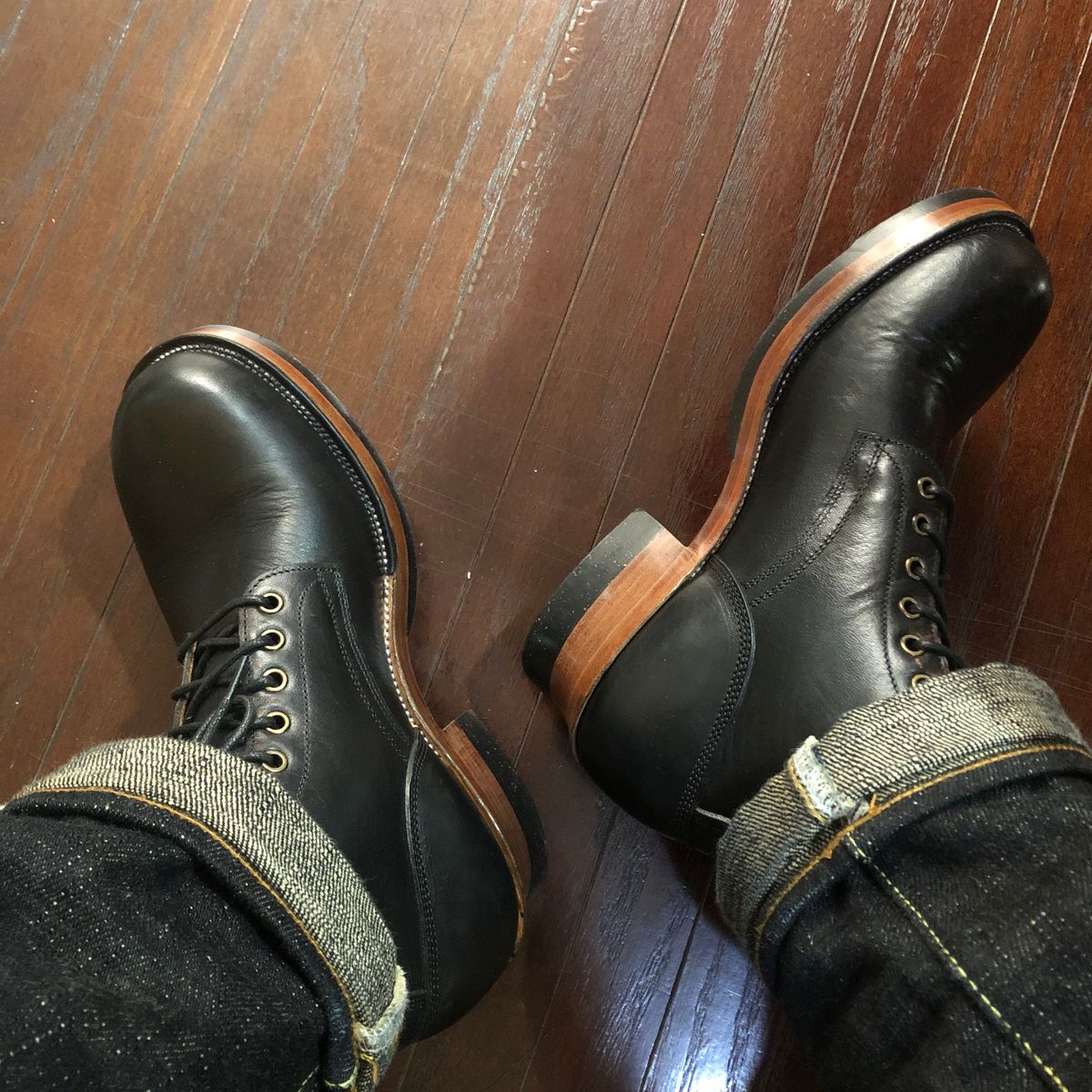 Photo by hsiddharta on January 25, 2026 of the Tahura Custom Model in Horween Black Chromexcel.