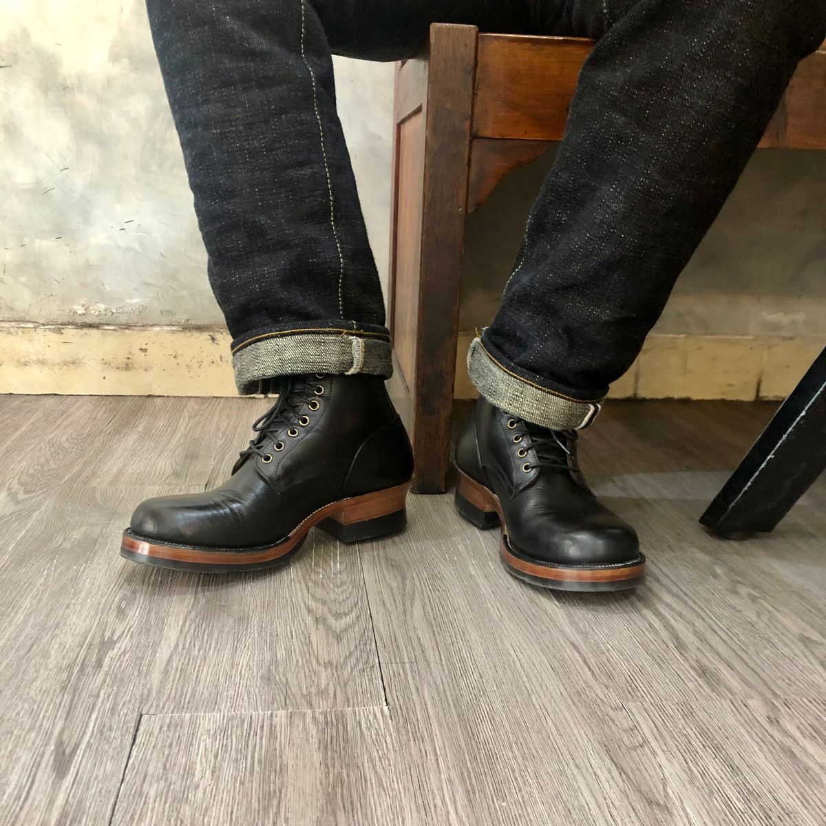 Photo by hsiddharta on January 25, 2026 of the Tahura Custom Model in Horween Black Chromexcel.