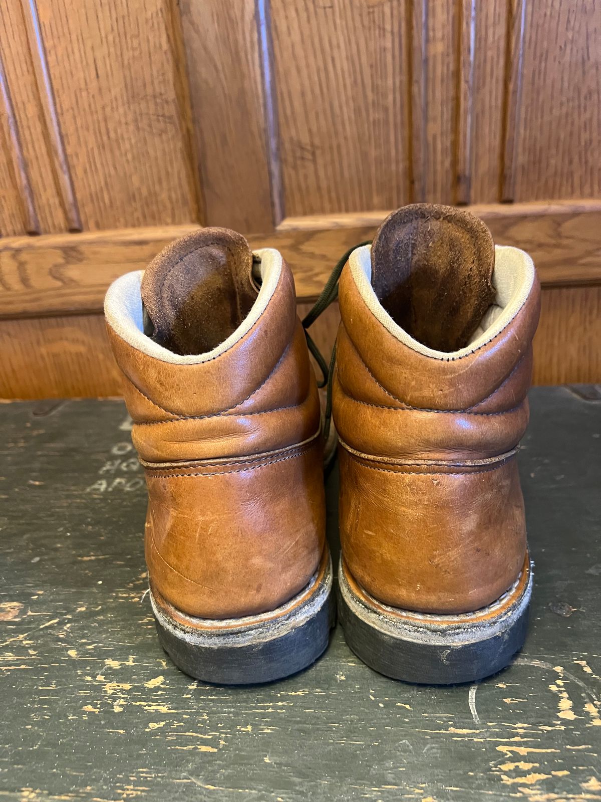 Photo by greghjordan on October 1, 2025 of the Jim Green Highlander / Razorback (1994) in Tan Full Grain.