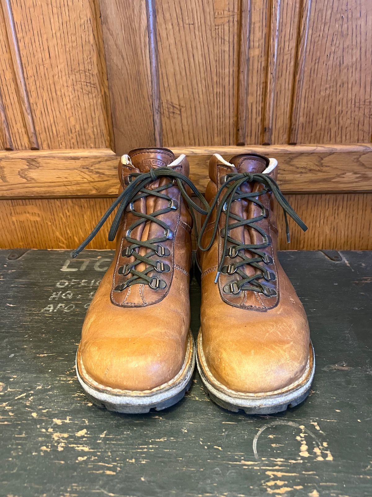 Photo by greghjordan on October 1, 2025 of the Jim Green Highlander / Razorback (1994) in Tan Full Grain.