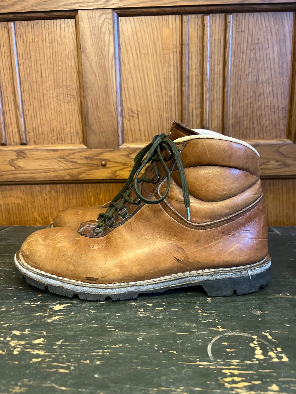 Photo by greghjordan on October 1, 2025 of the Jim Green Highlander / Razorback (1994) in Tan Full Grain.
