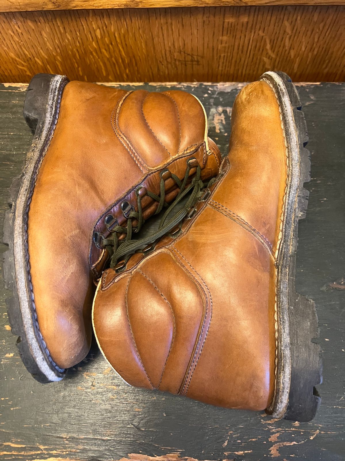 Photo by greghjordan on October 1, 2025 of the Jim Green Highlander / Razorback (1994) in Tan Full Grain.