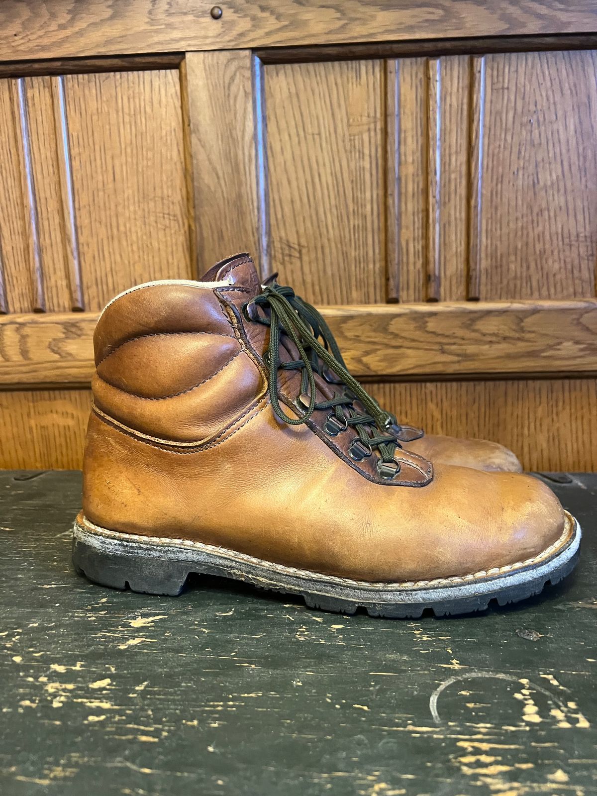 Photo by greghjordan on October 1, 2025 of the Jim Green Highlander / Razorback (1994) in Tan Full Grain.