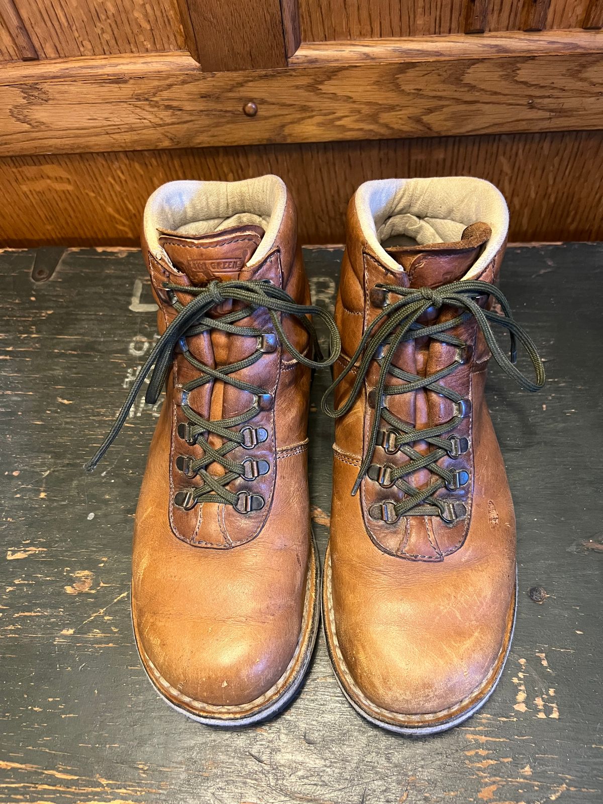 Photo by greghjordan on October 1, 2025 of the Jim Green Highlander / Razorback (1994) in Tan Full Grain.