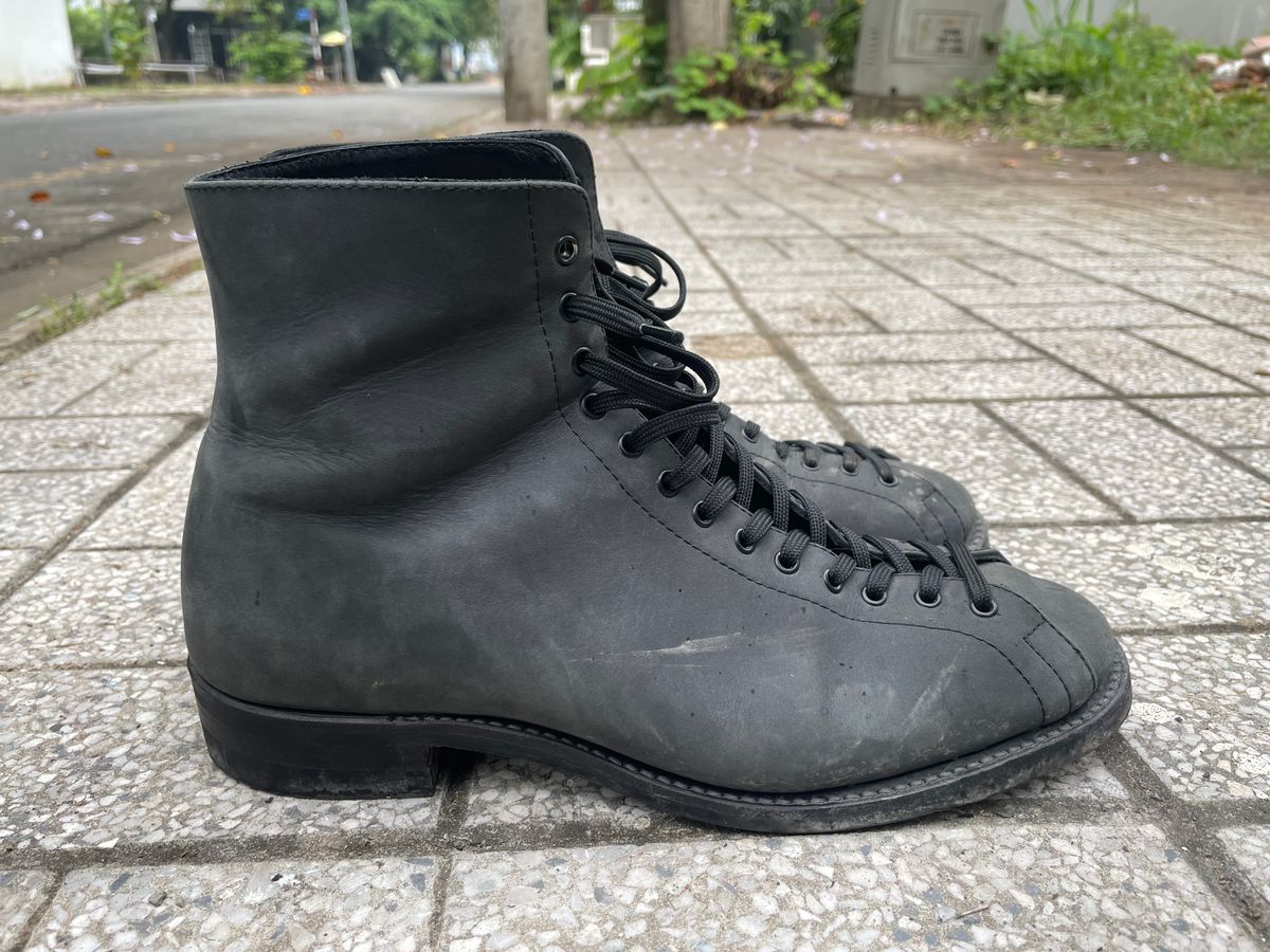 Photo by PhanAn on December 3, 2024 of the Dr. Sole Game Changer in Top Grade nubuck Leather.