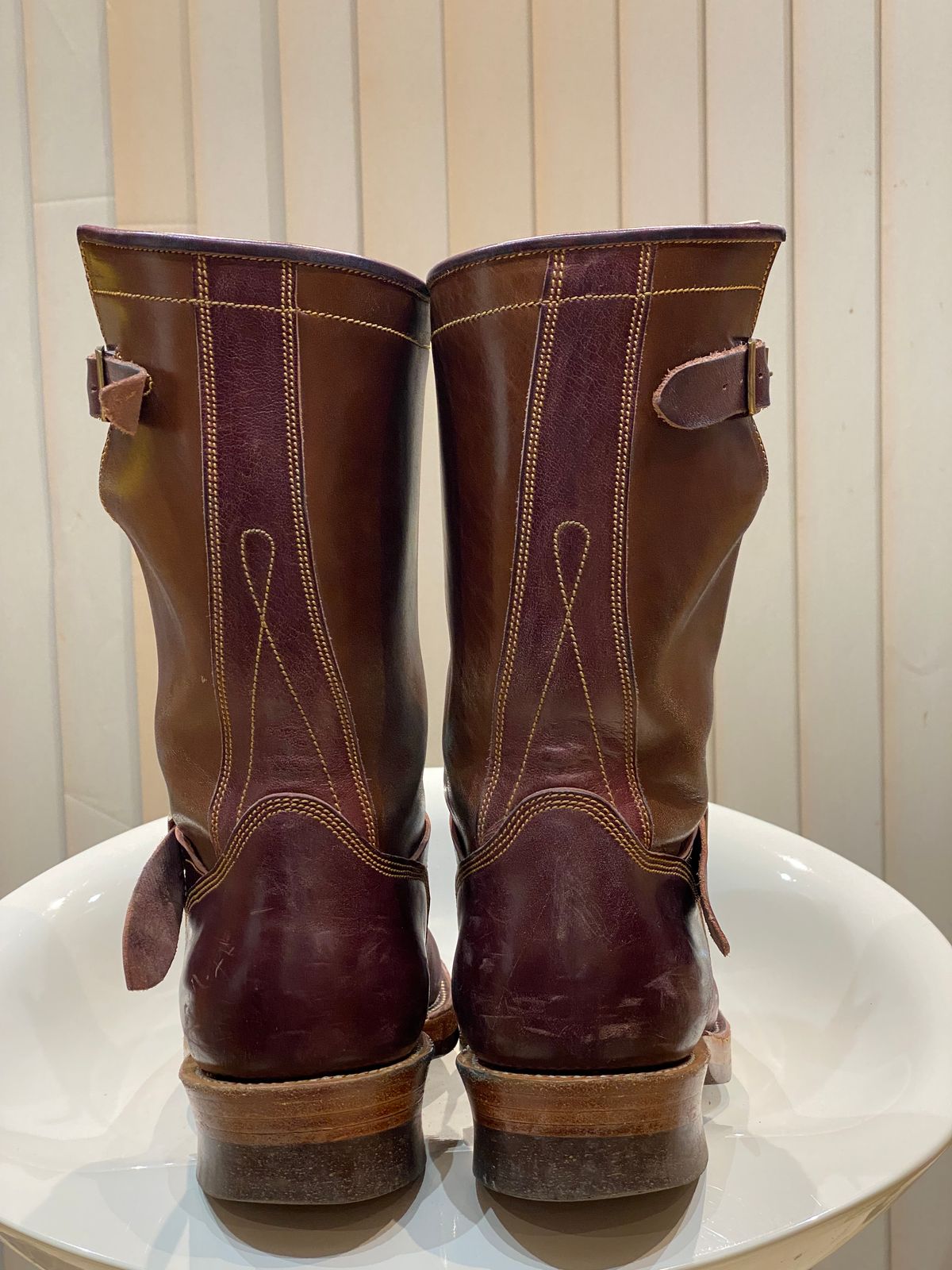 Photo by Parcelino_Sudigdo on November 5, 2024 of the Fortis Boots Tapak 1.0 Engineer boots in Maryam Toscanello TPR Horsebutt & Maryam Burgundy TPR Horsebutt.