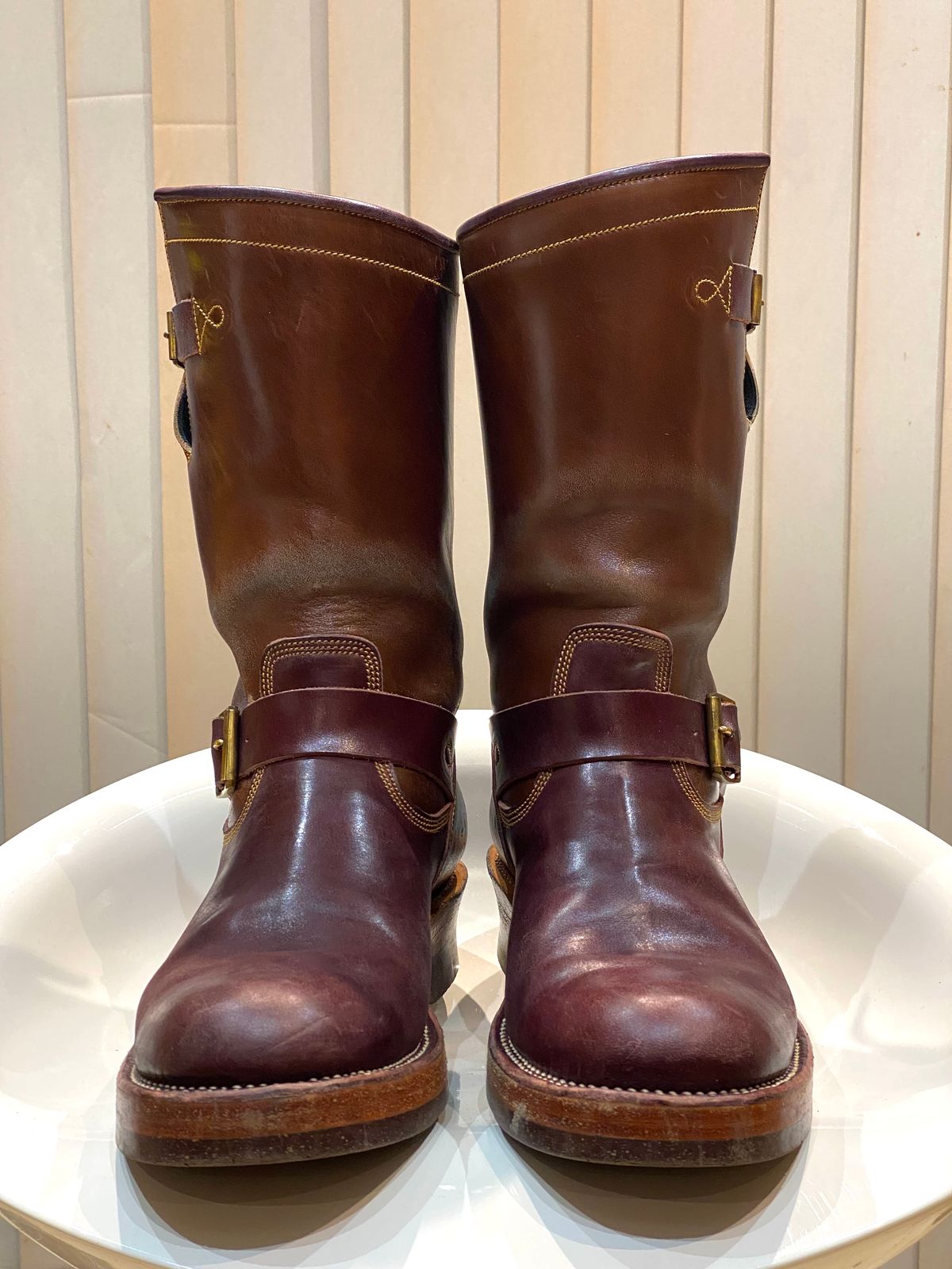 Photo by Parcelino_Sudigdo on November 5, 2024 of the Fortis Boots Tapak 1.0 Engineer boots in Maryam Toscanello TPR Horsebutt & Maryam Burgundy TPR Horsebutt.