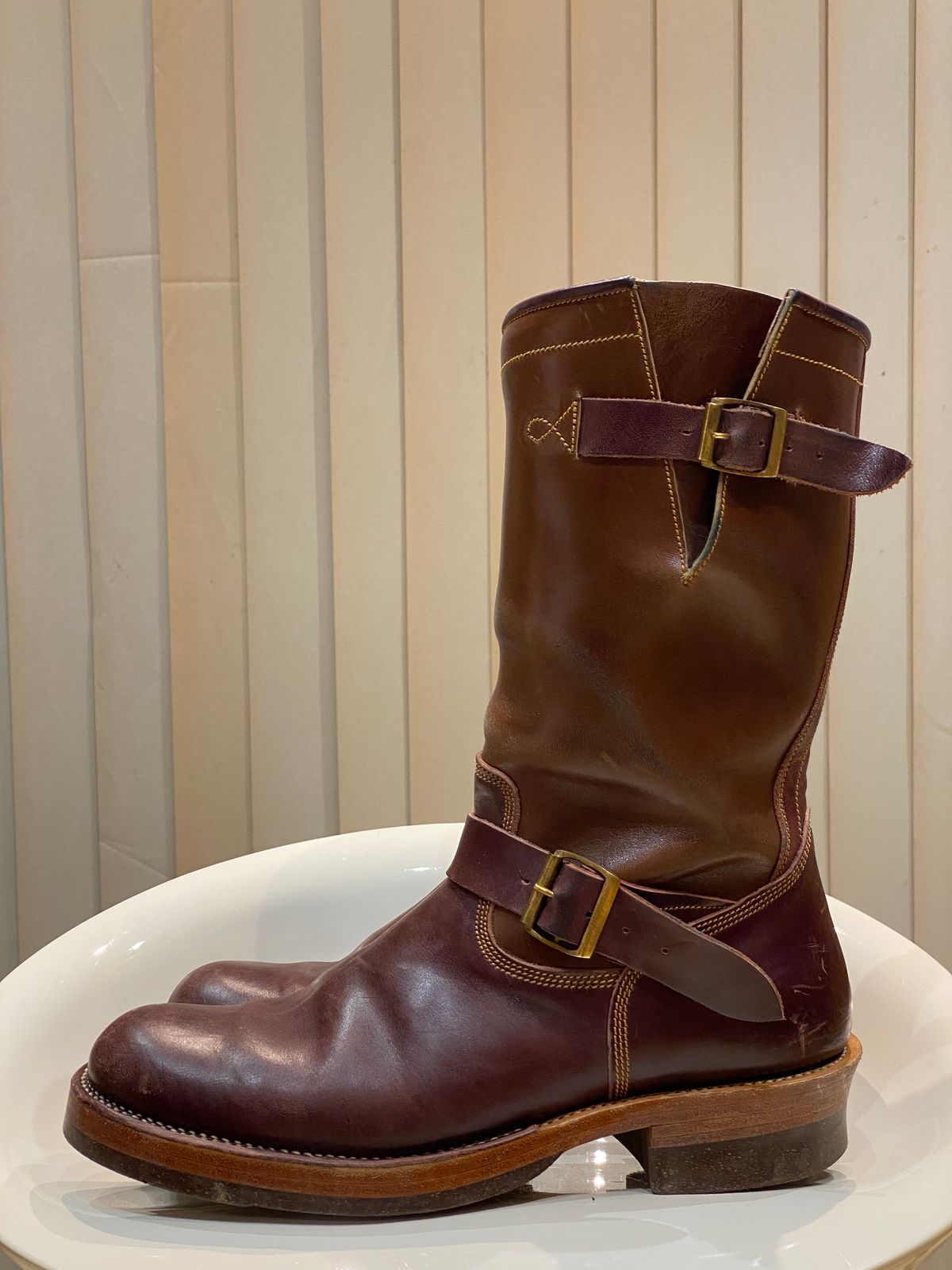 Photo by Parcelino_Sudigdo on November 5, 2024 of the Fortis Boots Tapak 1.0 Engineer boots in Maryam Toscanello TPR Horsebutt & Maryam Burgundy TPR Horsebutt.
