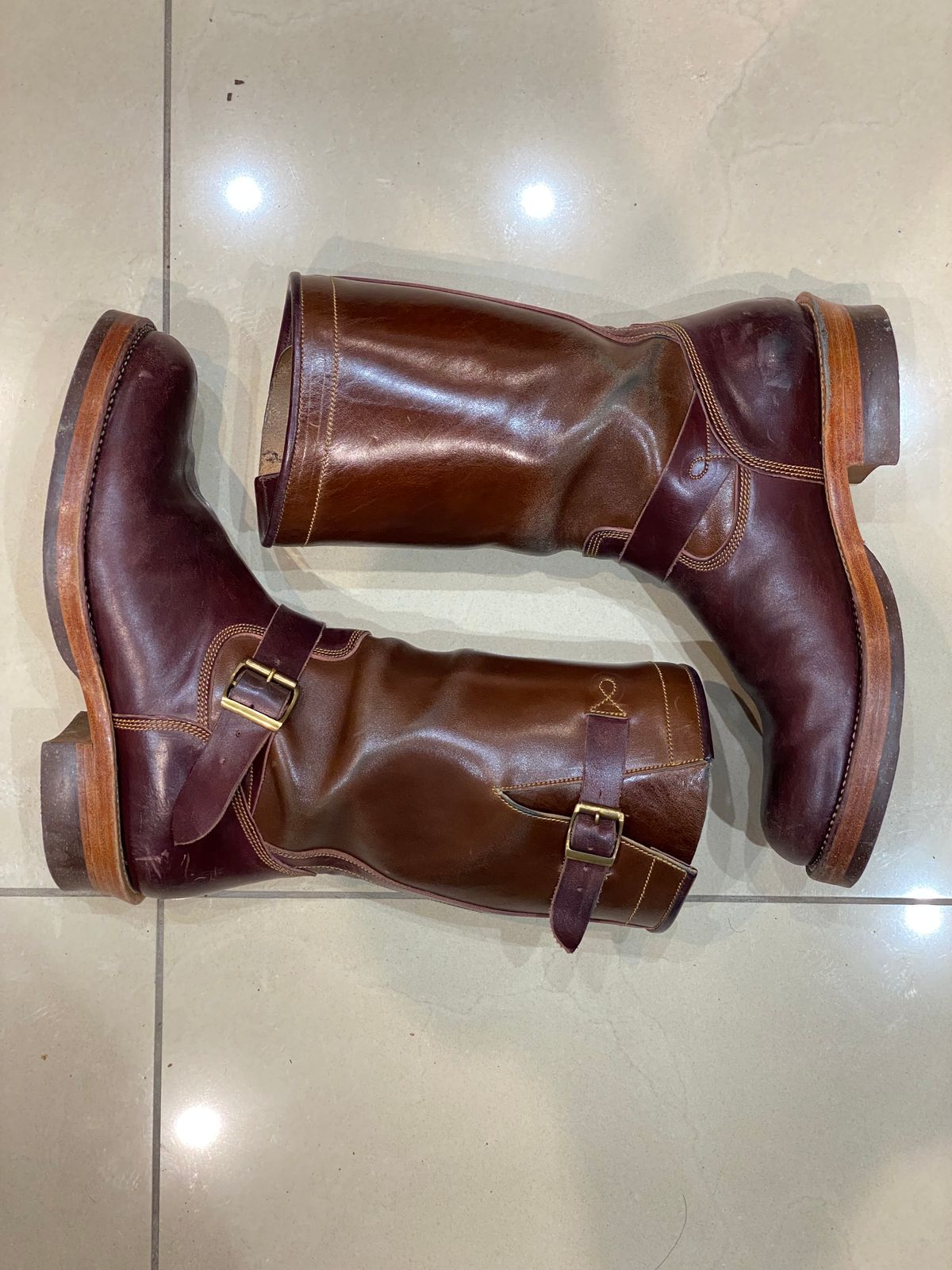Photo by Parcelino_Sudigdo on November 5, 2024 of the Fortis Boots Tapak 1.0 Engineer boots in Maryam Toscanello TPR Horsebutt & Maryam Burgundy TPR Horsebutt.