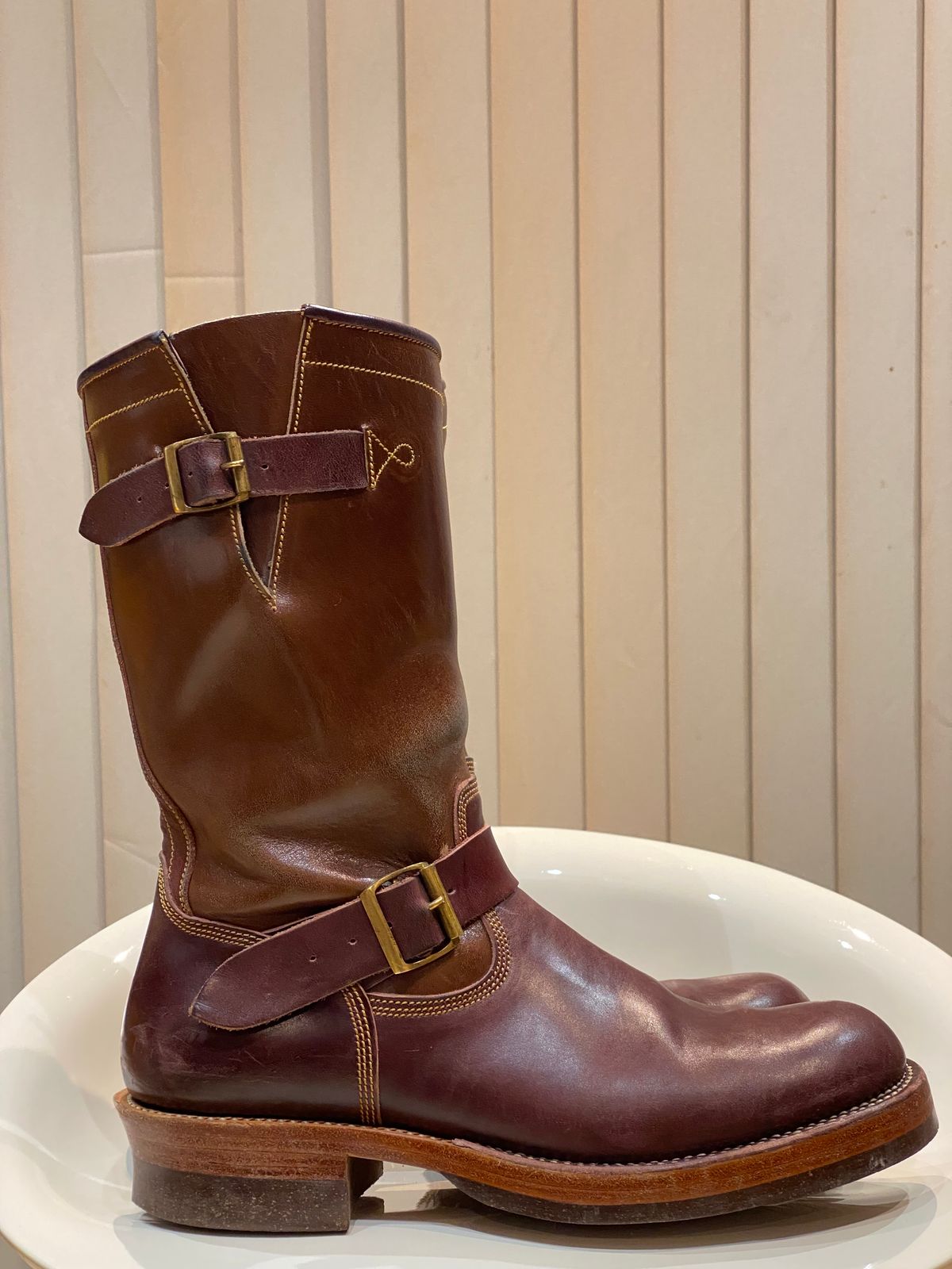 Photo by Parcelino_Sudigdo on November 5, 2024 of the Fortis Boots Tapak 1.0 Engineer boots in Maryam Toscanello TPR Horsebutt & Maryam Burgundy TPR Horsebutt.