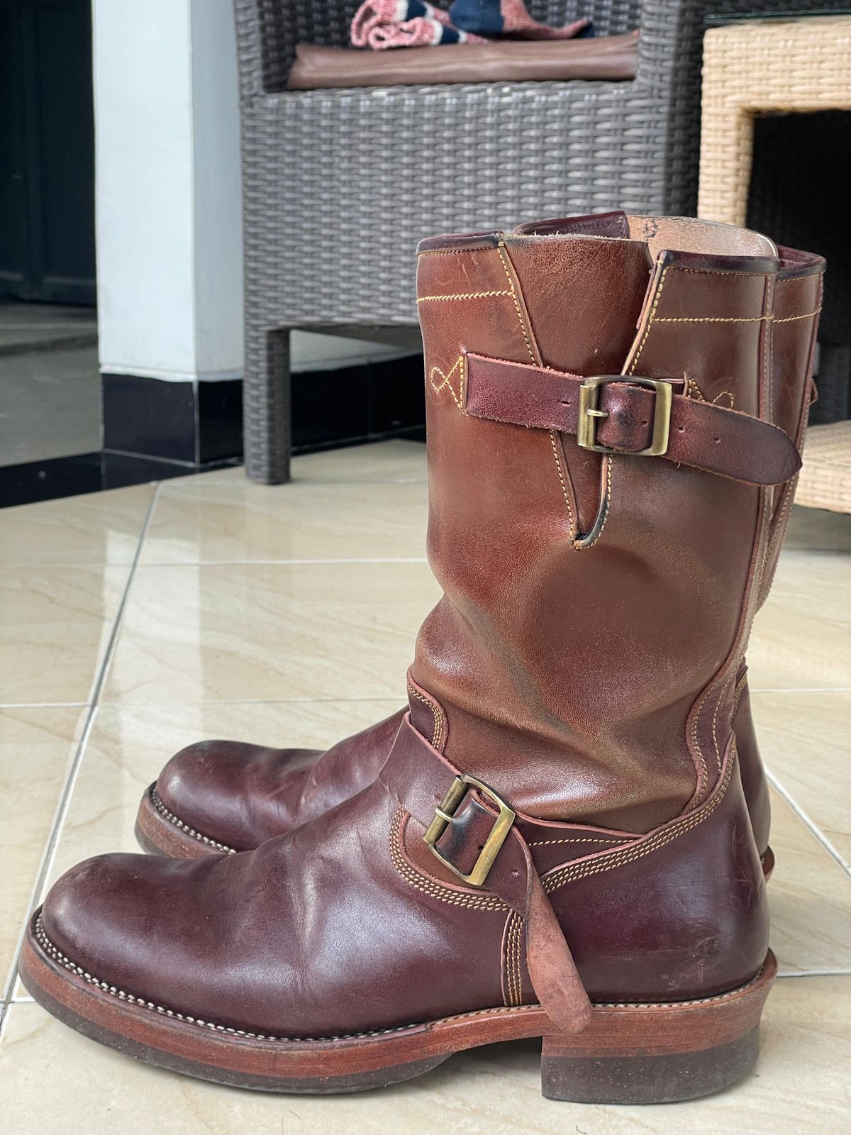 Photo by Parcelino_Sudigdo on January 5, 2025 of the Fortis Boots Tapak 1.0 Engineer boots in Maryam Toscanello TPR Horsebutt & Maryam Burgundy TPR Horsebutt.