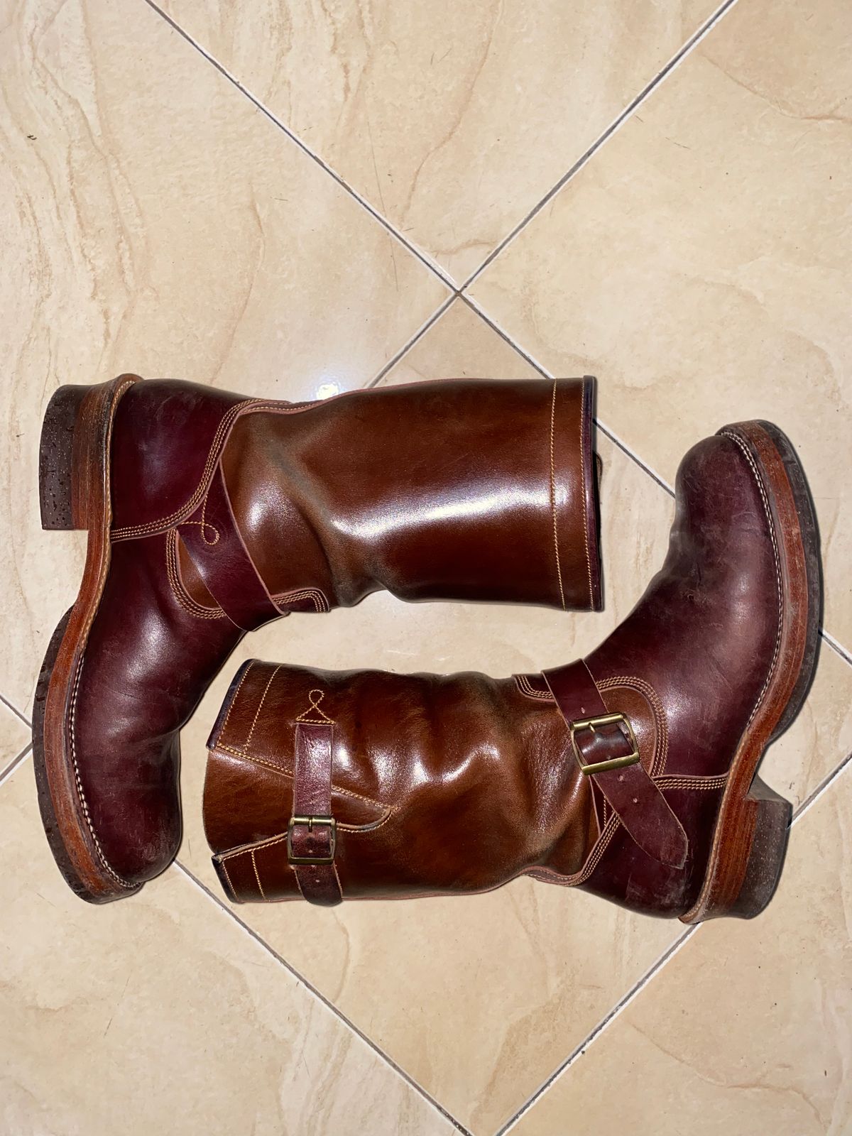 Photo by Parcelino_Sudigdo on January 5, 2025 of the Fortis Boots Tapak 1.0 Engineer boots in Maryam Toscanello TPR Horsebutt & Maryam Burgundy TPR Horsebutt.