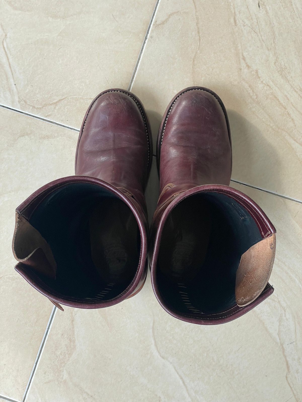 Photo by Parcelino_Sudigdo on January 5, 2025 of the Fortis Boots Tapak 1.0 Engineer boots in Maryam Toscanello TPR Horsebutt & Maryam Burgundy TPR Horsebutt.