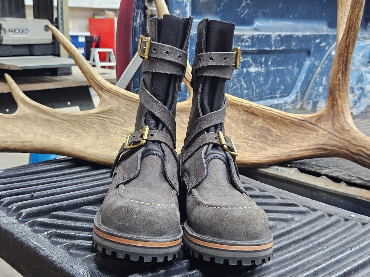 Photo by Theakkid on October 1, 2024 of the Nicks TankerPro in Nicks/Seidel 1964 Ash Gray Roughout.