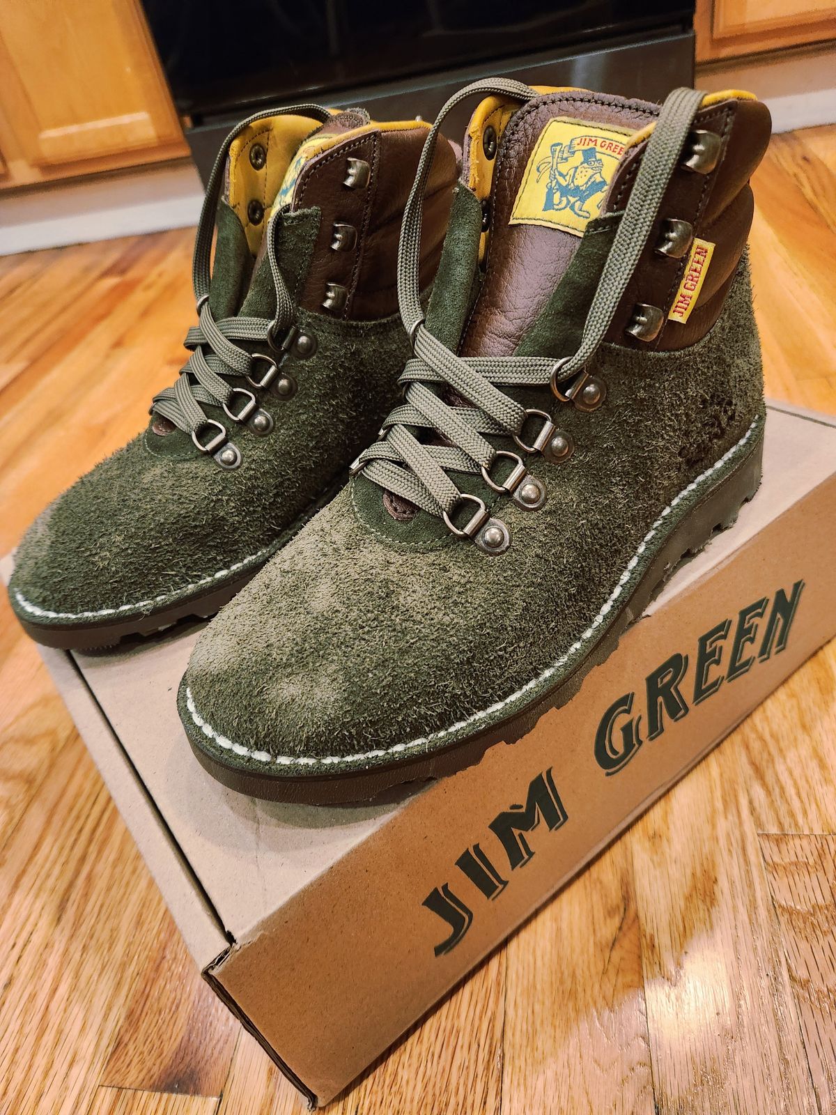 Photo by rollschoice on May 30, 2025 of the Jim Green Razorback in Jim Green / Houston Green Roughout & African Buffalo Skin.