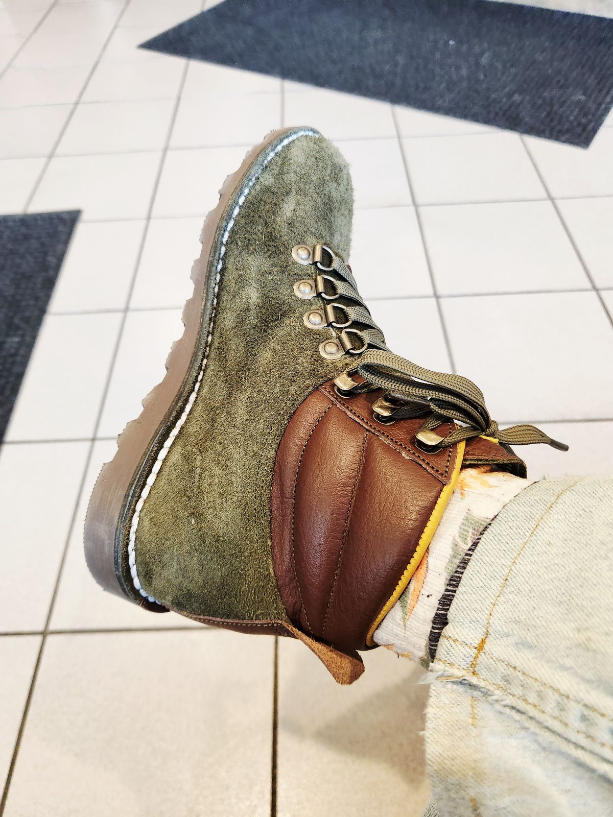 Photo by rollschoice on June 3, 2025 of the Jim Green Razorback in Jim Green / Houston Green Roughout & African Buffalo Skin.