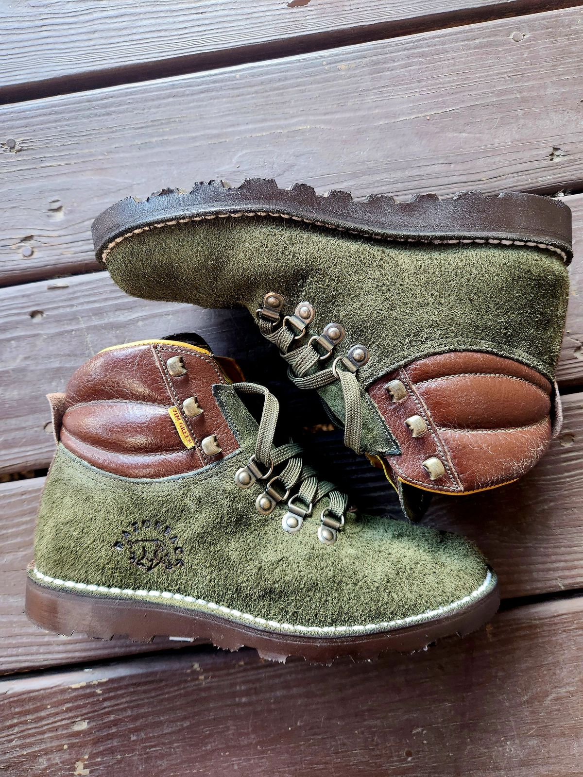 Photo by rollschoice on July 4, 2025 of the Jim Green Razorback in Jim Green / Houston Green Roughout & African Buffalo Skin.