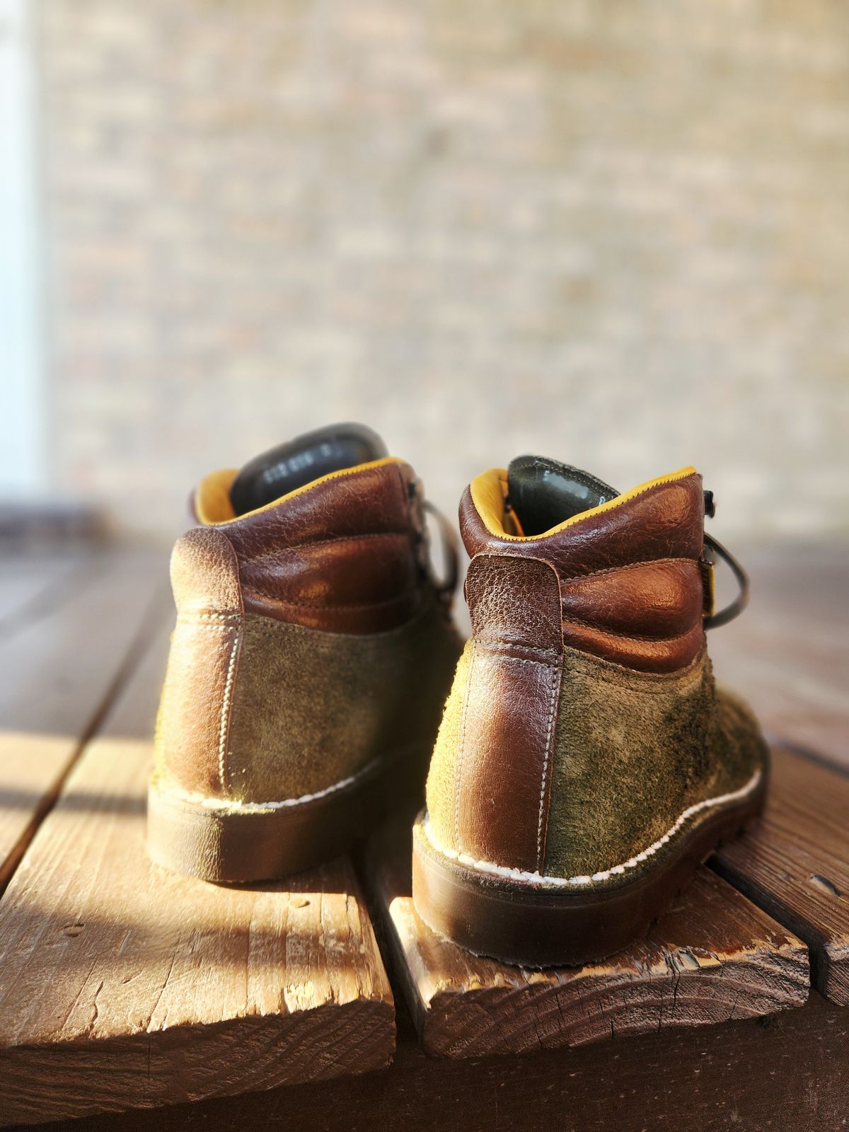 Photo by rollschoice on July 4, 2025 of the Jim Green Razorback in Jim Green / Houston Green Roughout & African Buffalo Skin.