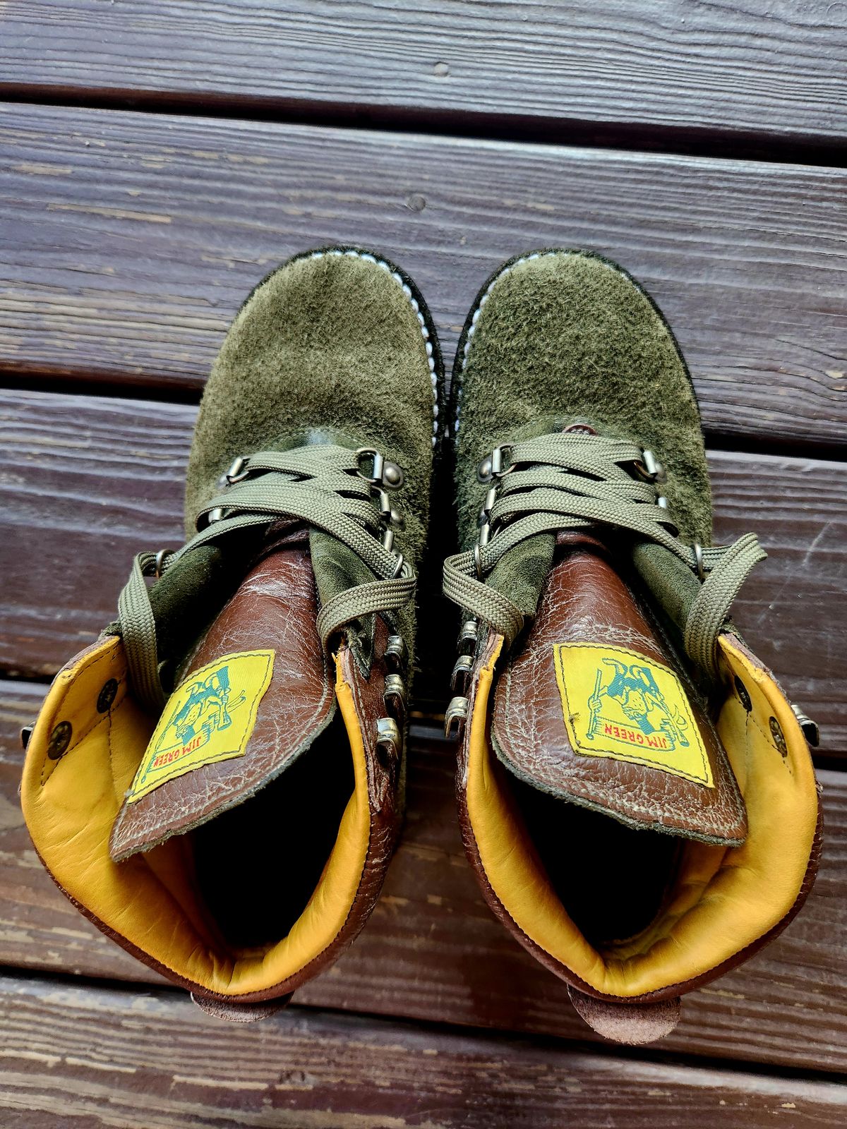 Photo by rollschoice on July 4, 2025 of the Jim Green Razorback in Jim Green / Houston Green Roughout & African Buffalo Skin.