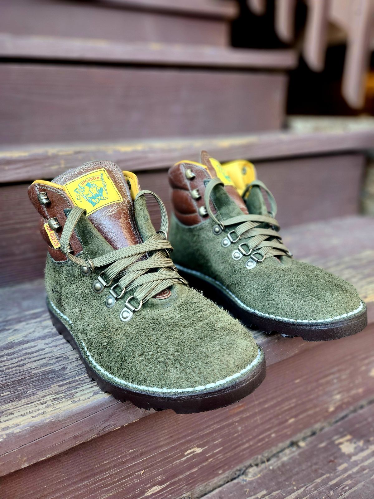 Photo by rollschoice on July 4, 2025 of the Jim Green Razorback in Jim Green / Houston Green Roughout & African Buffalo Skin.