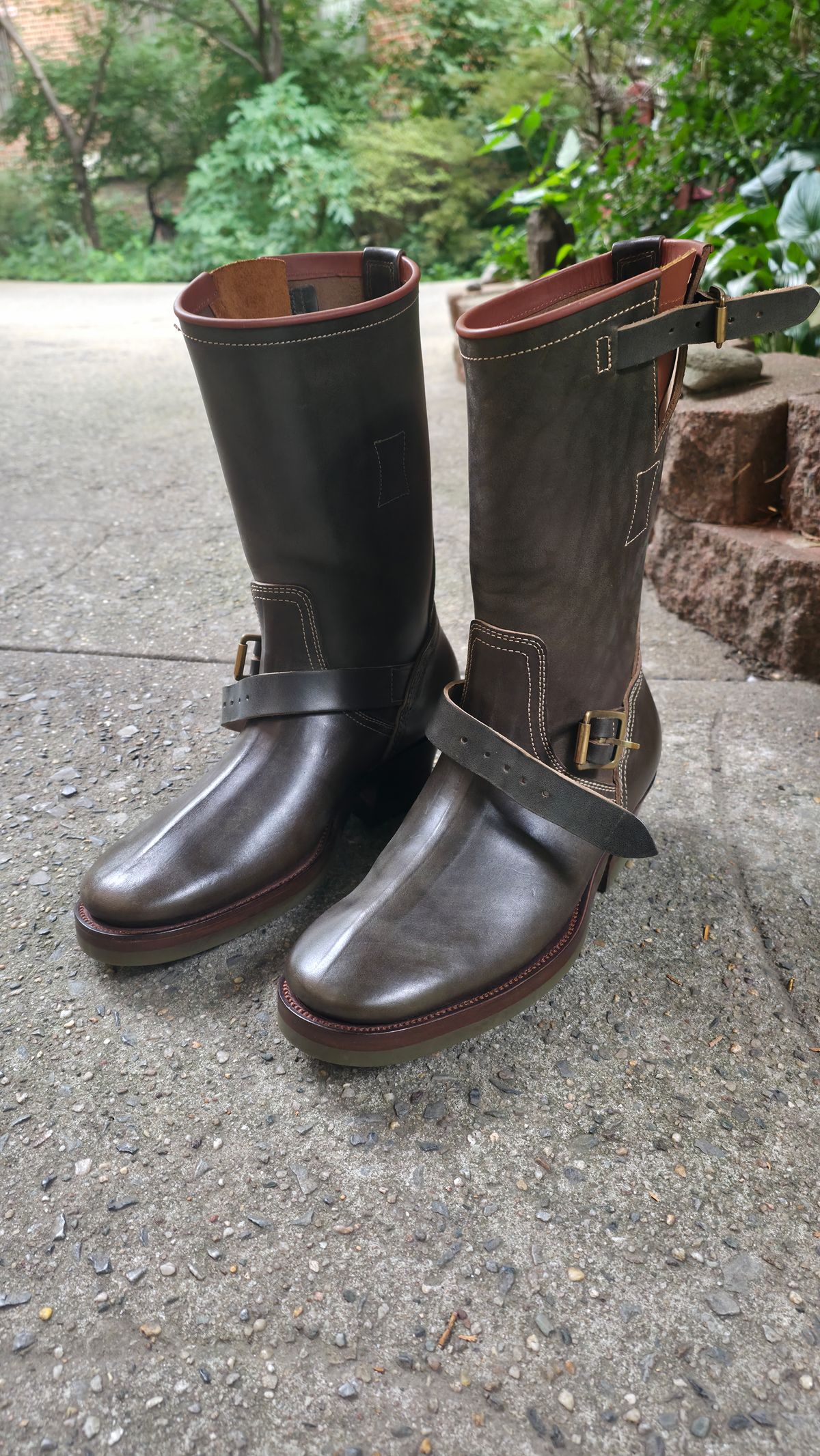 Photo by fabricandfits on August 27, 2025 of the Clinch Engineer Boots 11-Inch Height in Clinch / Olive Overdye Horsebutt.