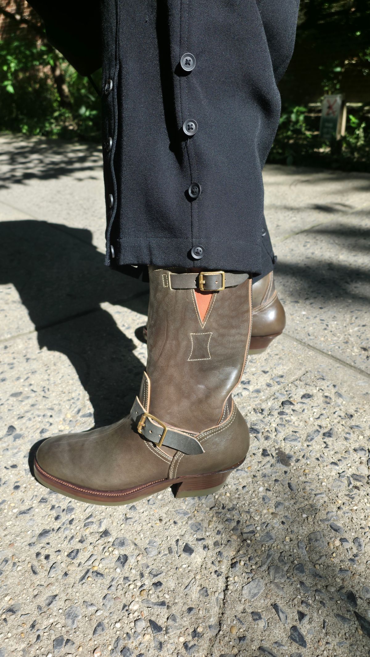 Photo by fabricandfits on August 30, 2025 of the Clinch Engineer Boots 11-Inch Height in Clinch / Olive Overdye Horsebutt.