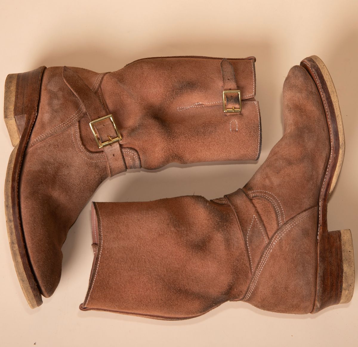 Photo by DuaneBerry on January 3, 2025 of the Unsung U 22-2 Engineer Boot in Horween Nubuck.