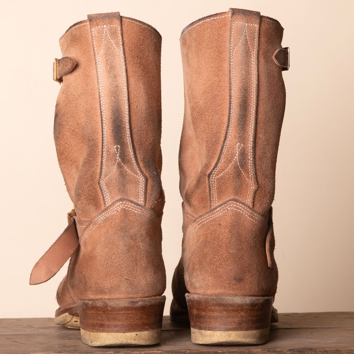 Photo by DuaneBerry on January 3, 2025 of the Unsung U 22-2 Engineer Boot in Horween Nubuck.