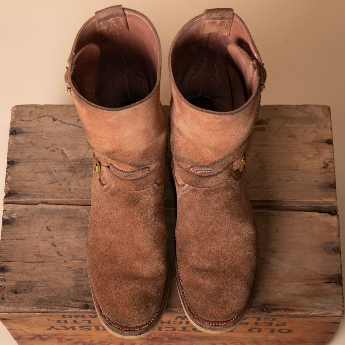 Photo by DuaneBerry on January 3, 2025 of the Unsung U 22-2 Engineer Boot in Horween Nubuck.