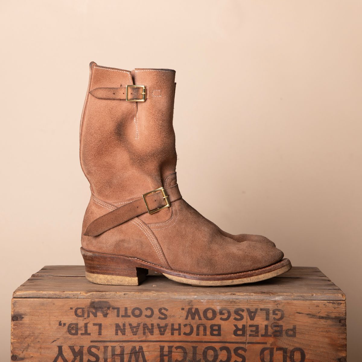 Photo by DuaneBerry on February 4, 2025 of the Unsung U 22-2 Engineer Boot in Horween Nubuck.