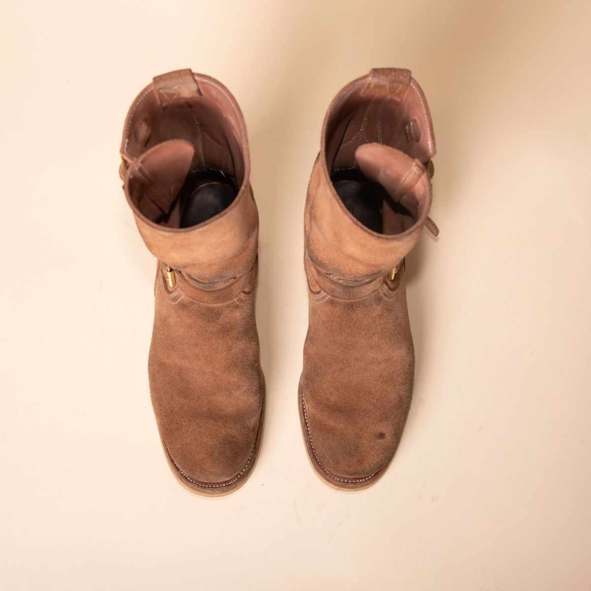 Photo by DuaneBerry on February 4, 2025 of the Unsung U 22-2 Engineer Boot in Horween Nubuck.